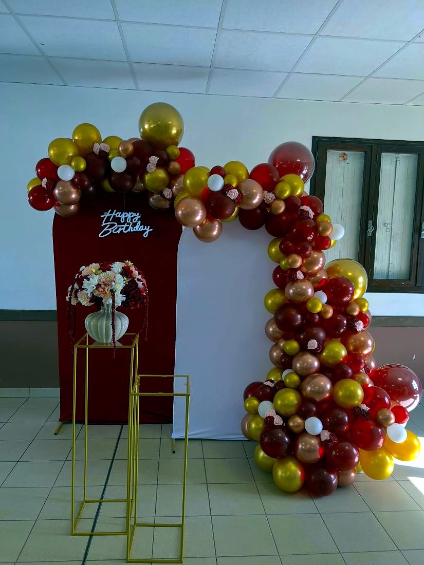 Arche de ballons bordeaux, or et rose gold avec néon Happy Birthday