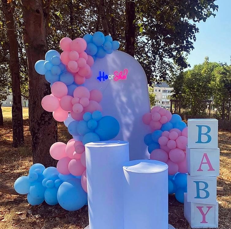 Décor gender reveal : ballons roses et bleus, néon He or She, cubes BABY
