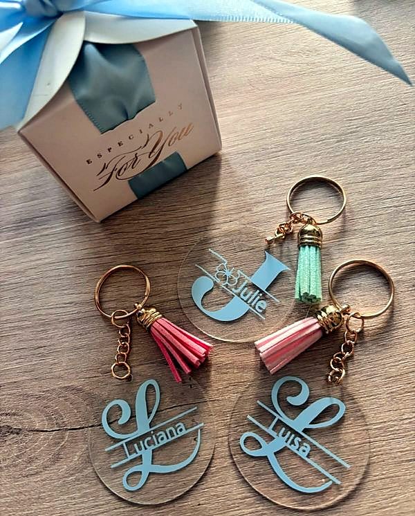 Porte-clés acryliques avec initiale, prénom et pompon