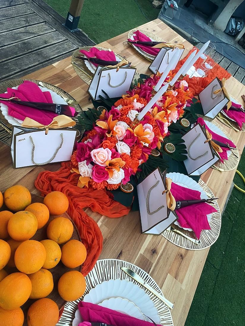 Table tropicale avec oranges et fleurs